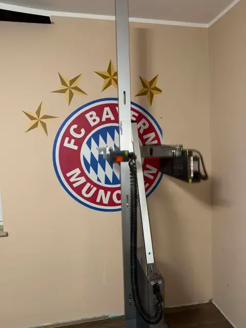 Logo klubu Bayern Monachium naniesione na ścianę