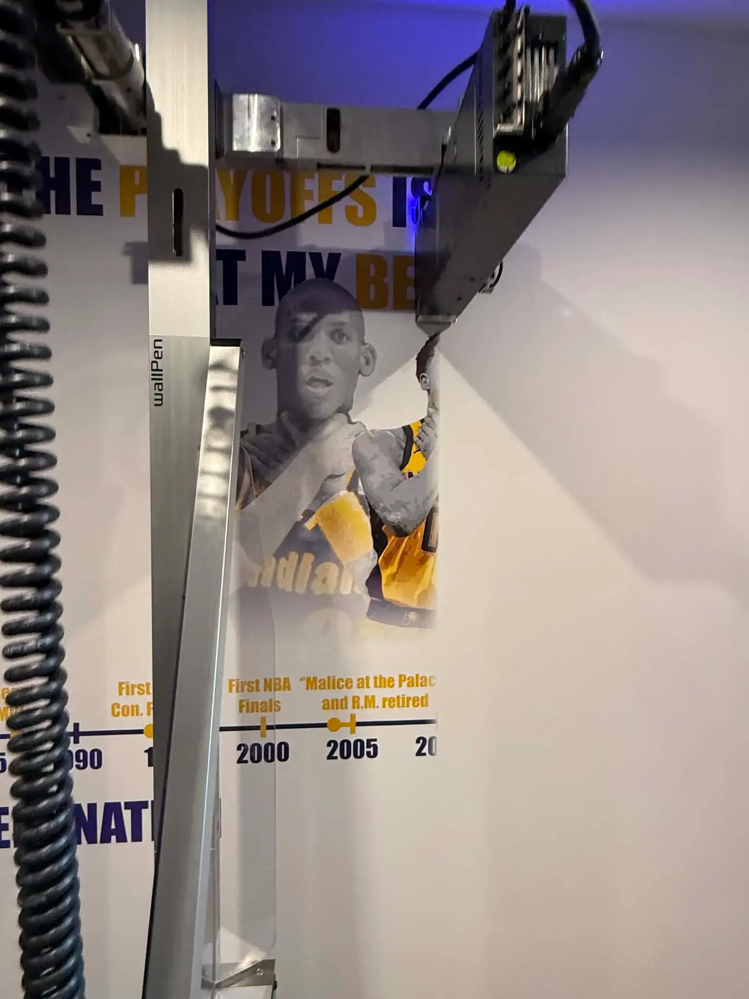Drukarka wallPen podczas realizacji grafiki klubowej Indiana Pacers na ścianie
